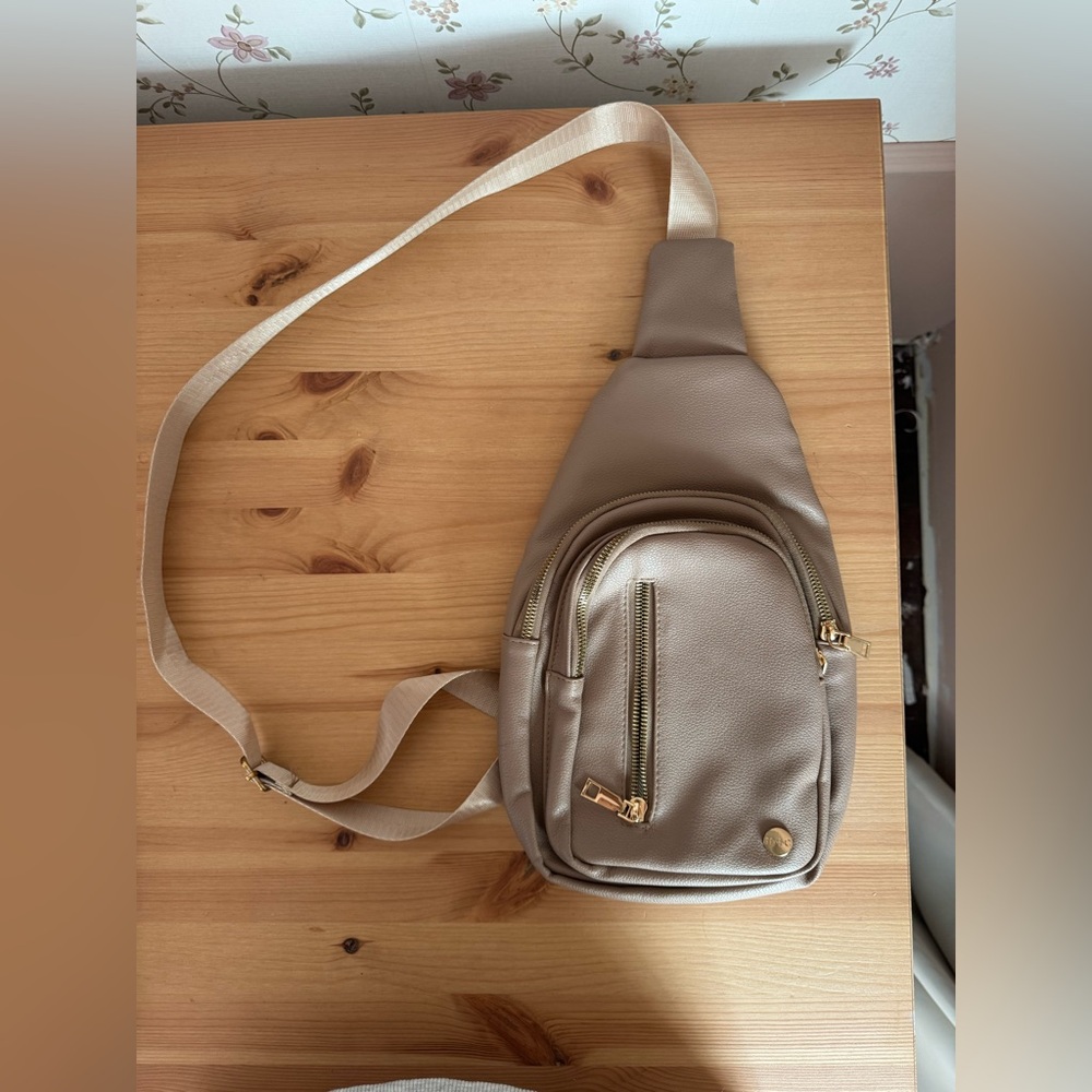 Modern and chic sling bag